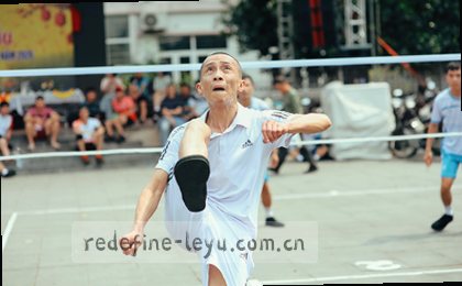 图表箭头指向下降趋势的折线，旁边标着“用户留存率-12%”。